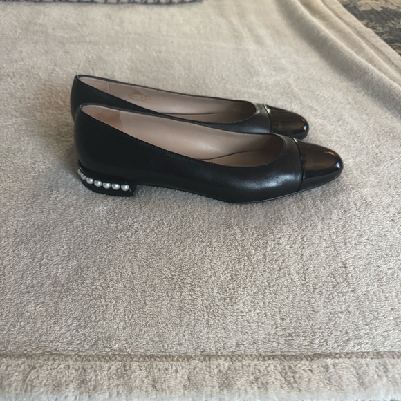 Stuart Weitzman Pearl Flat Woman’s Black leather ballet shoes. Size 8.5 - Picture 2 of 4